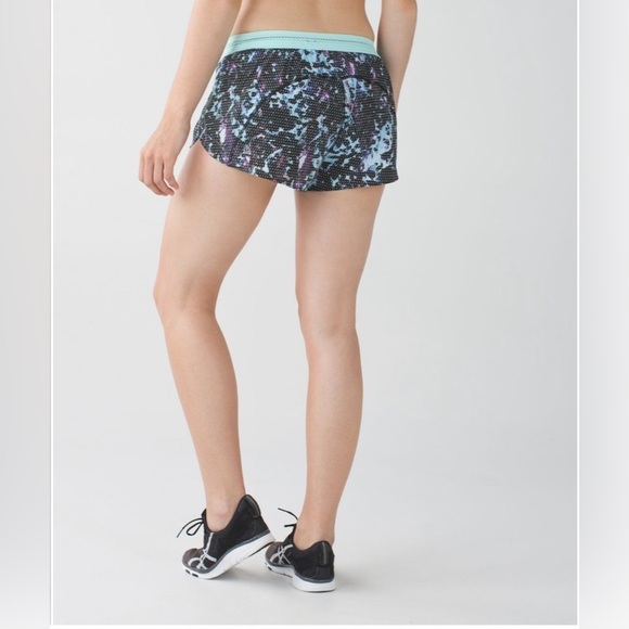 Lululemon Split Second Shorts in Floral Sport Tranquil Blue Multi - Picture 4 of 10